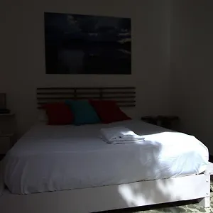 https://la-puerta-roja-guess-house.comcaribbean.com